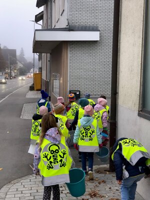 redweb241107_Sch?lerinnen und Sch?ler r?umen auf, Bild 1
